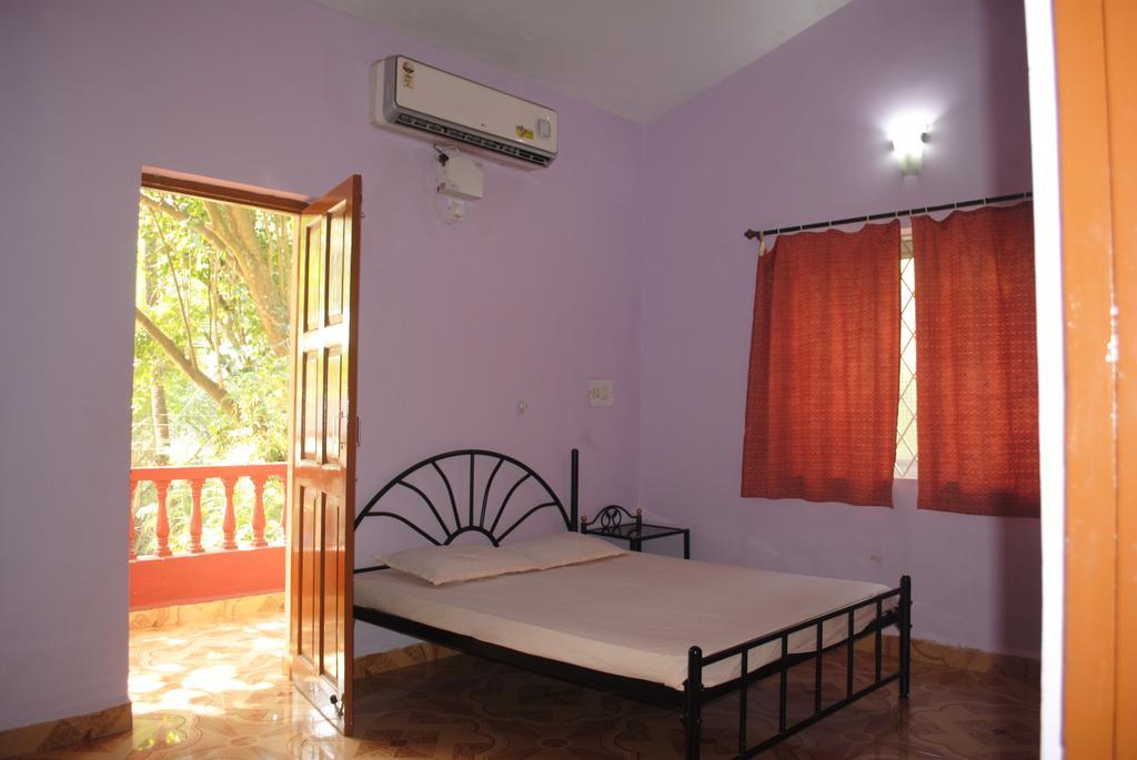 Joe And Marietta'S Guesthouse Калангут Номер фото