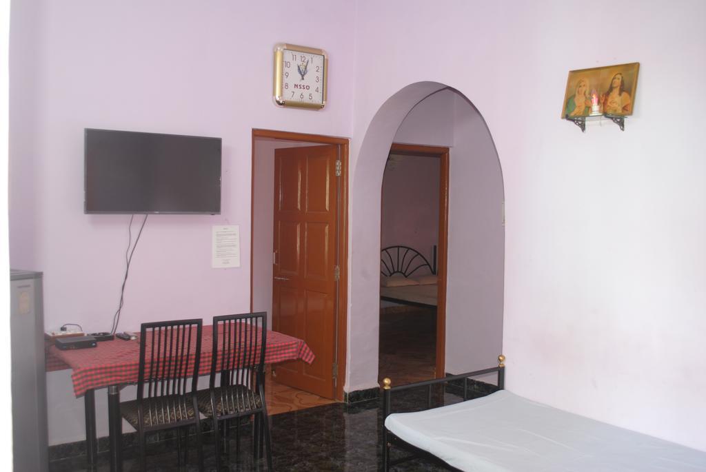 Joe And Marietta'S Guesthouse Калангут Номер фото